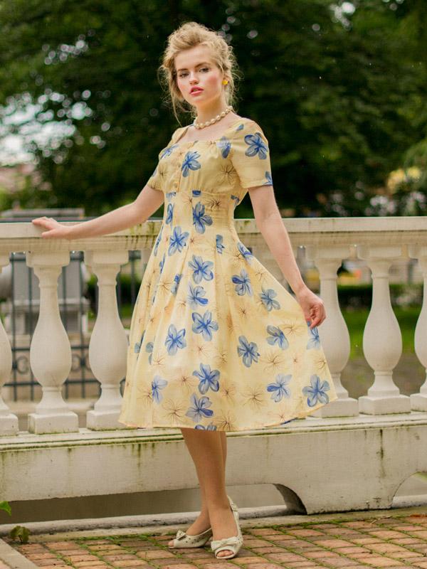 Gelbes 50er Jahre Swingkleid mit floraler Spitze